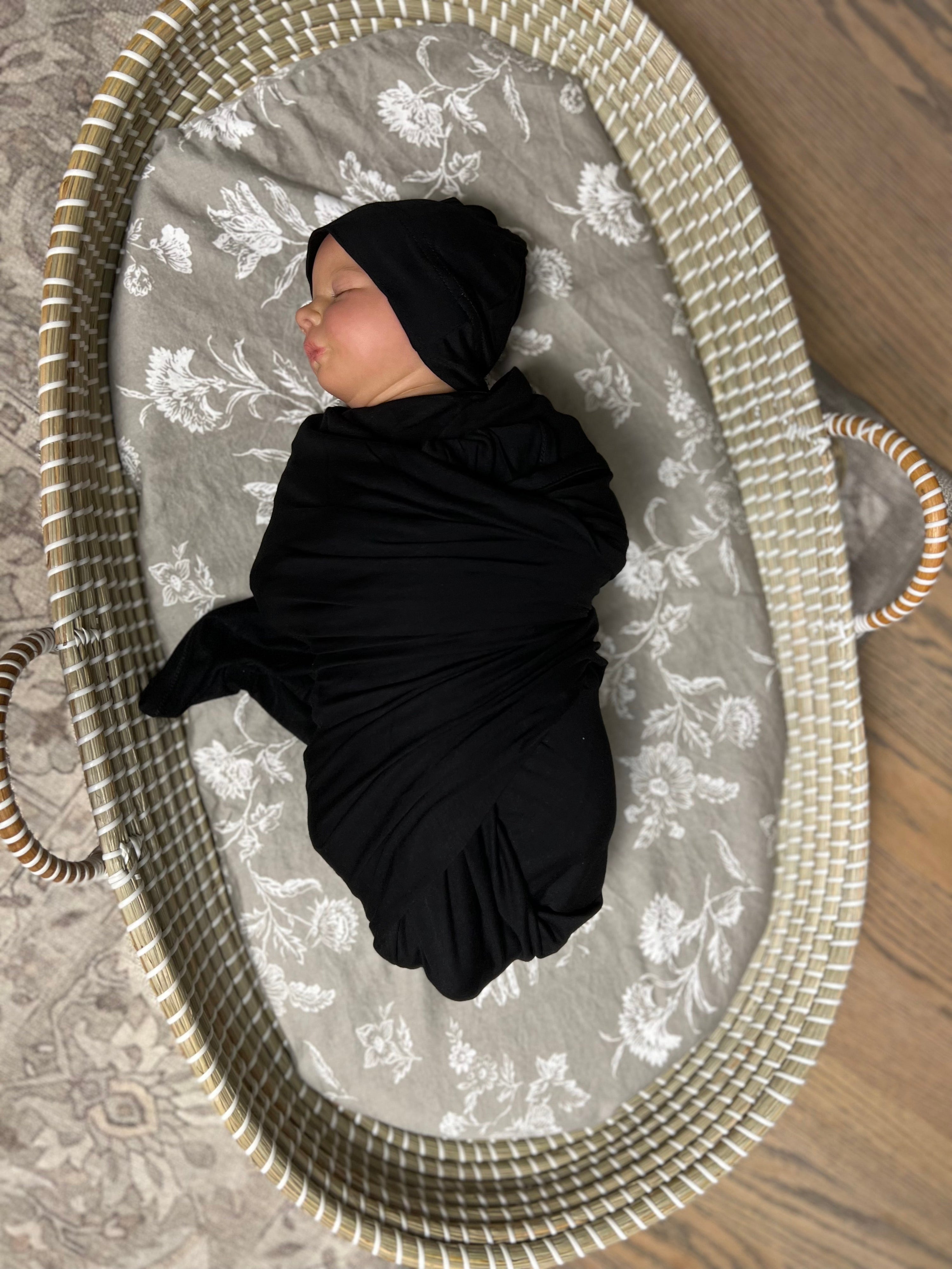 Baby swaddle with hat in black#color_black