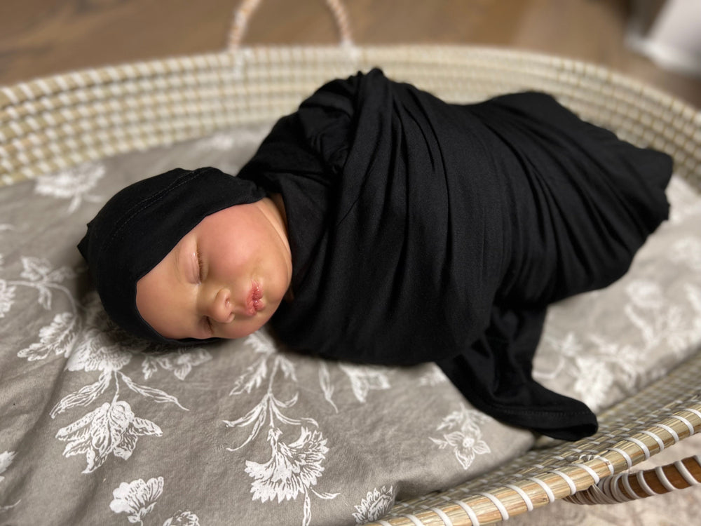 Baby swaddle with hat in black#color_black