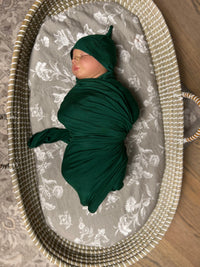 Baby swaddle with hat in emerald#color_emerald
